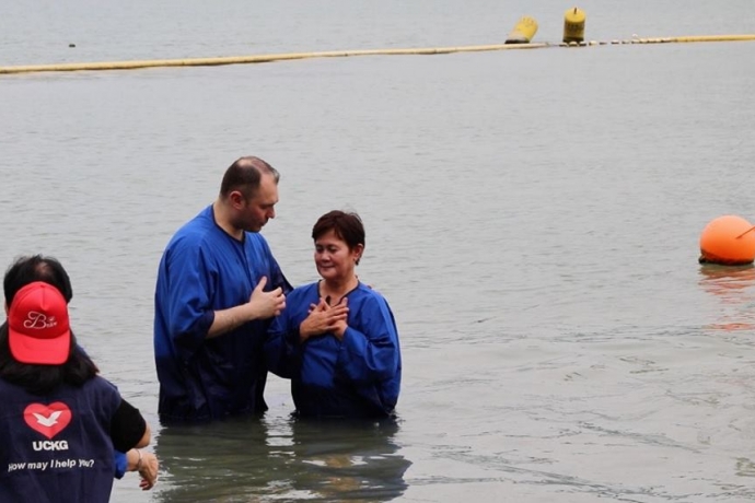 Batismo nas águas em Hong Kong