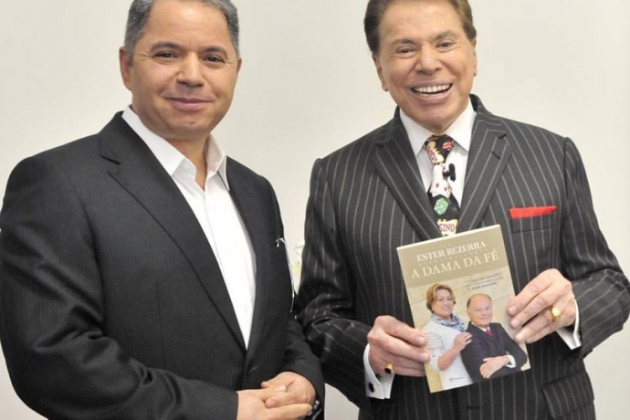Silvio Santos ganha exemplar de “A Dama da Fé” durante o seu programa