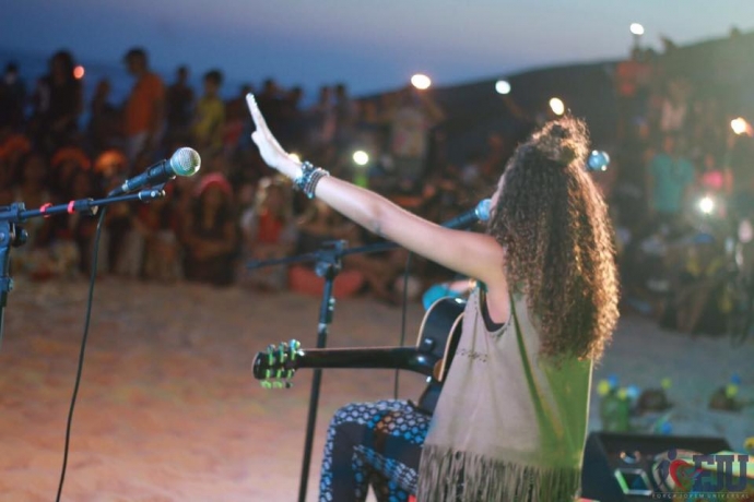 FJU realiza luau na praia do Recreio, no Rio de Janeiro