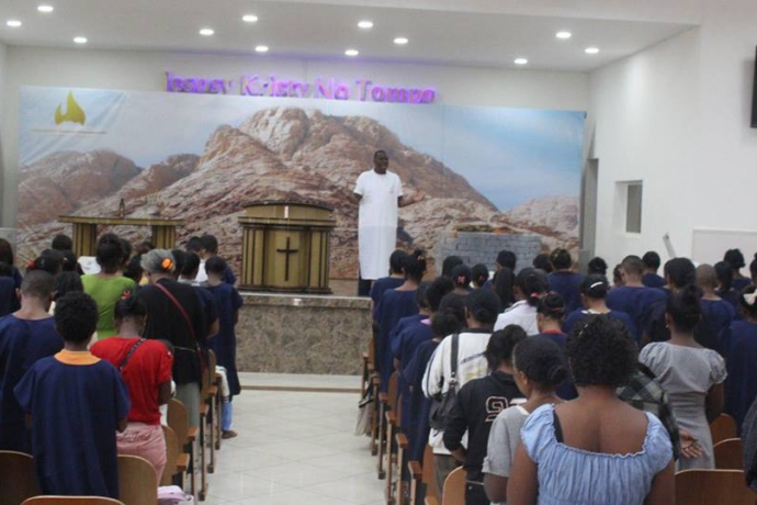 Mais de mil pessoas se batizam nas águas em Madagascar