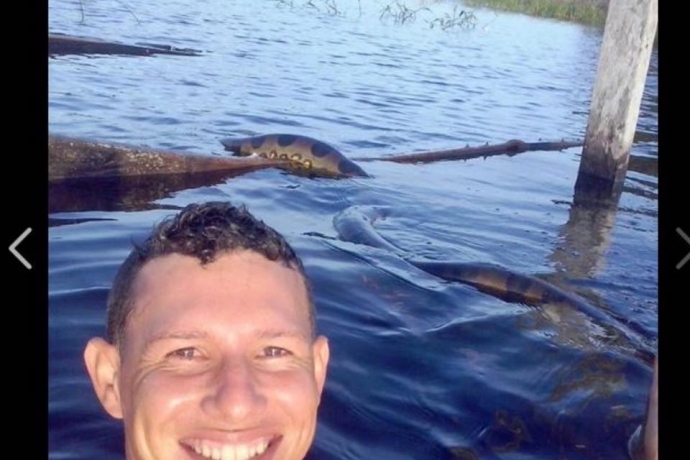 Jovem tira foto com anaconda para postar no Facebook