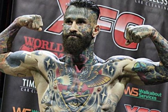 Lutador chuta cabeça de namorada e tenta estrangulá-la