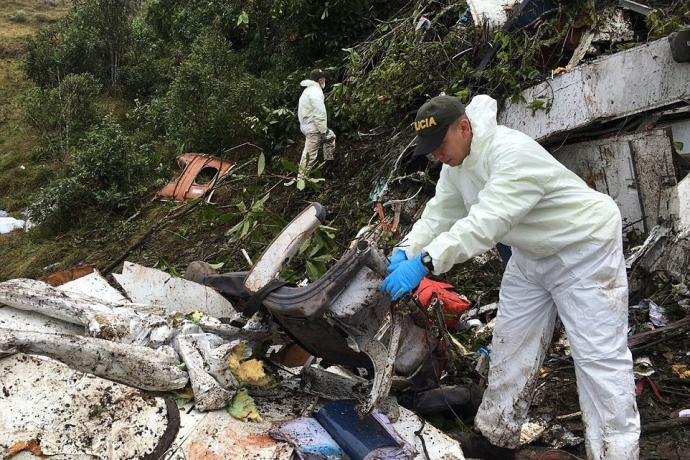 71 pessoas morrem em queda de avião da Chapecoense na Colômbia