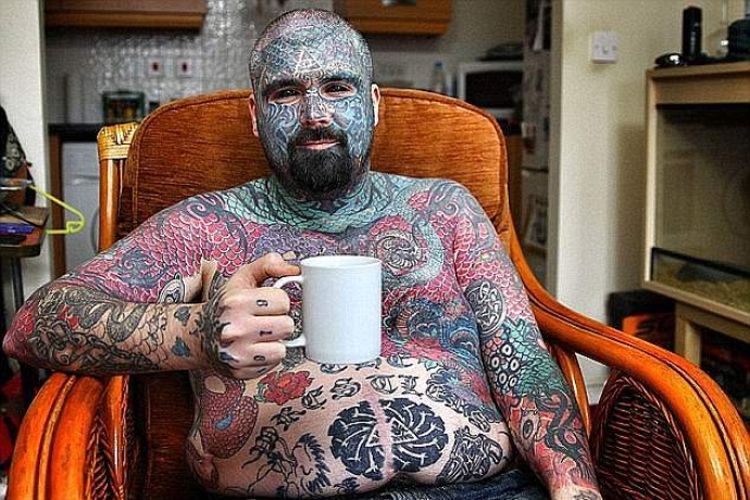 Homem mais tatuado do Reino Unido pode perder o braço por causa de implante