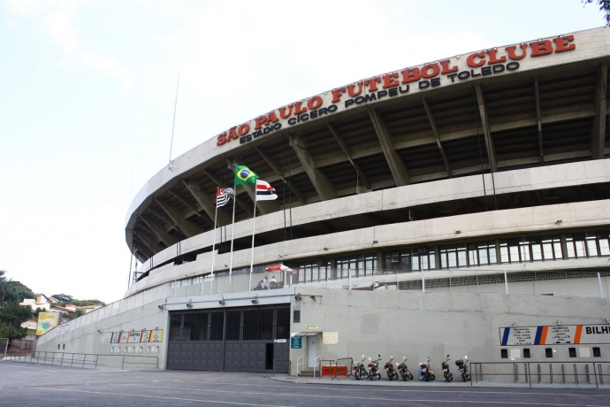Imagem de capa - Torcedor cai e morre ao tentar passar de um setor a outro no estádio do Morumbi
