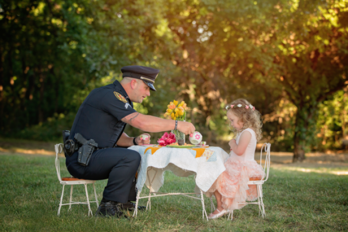 postMenina de 2 anos convida policial que a salvou para um chána categoriaComportamento