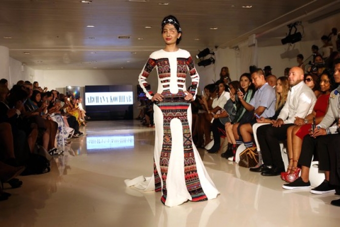 Imagem de capa - Indiana que teve o rosto desfigurado por ácido desfila em Nova York