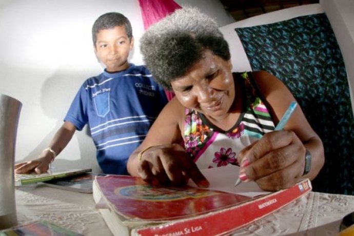 Catadora de lixo aprende a ler e a escrever com o filho, de 11 anos