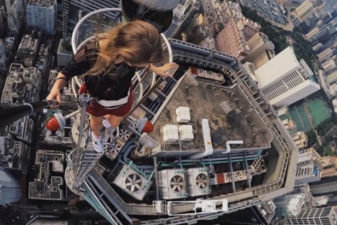 Imagem de capa - Jovens arriscam a vida pela fama na internet