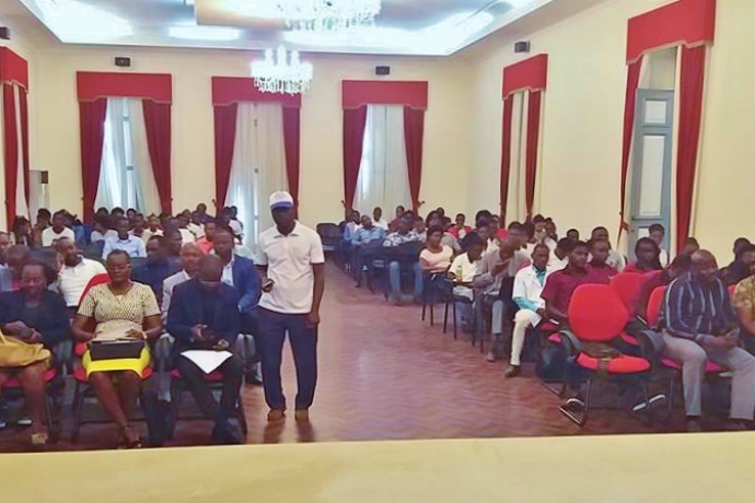 Voluntário da Universal conta a sua história de vida em Fórum Juvenil na Angola