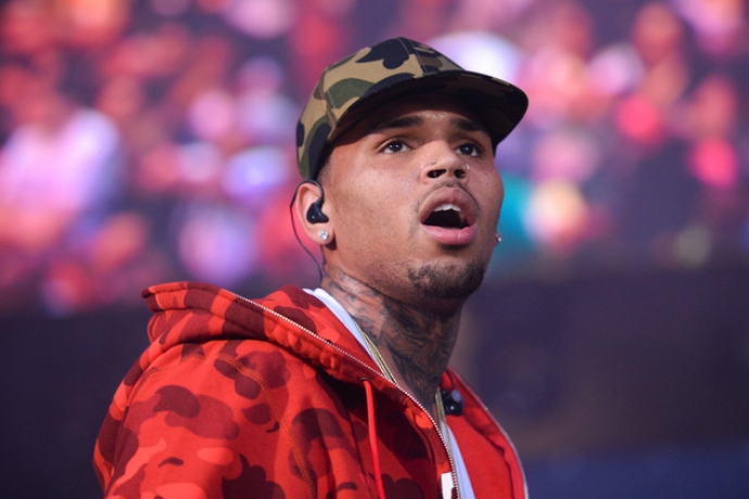 Rapper norte-americano Chris Brown aponta arma para cabeça de miss
