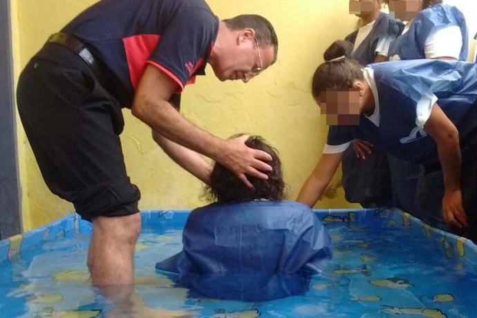 Universal realiza batismo nas águas em presídio feminino no Ceará