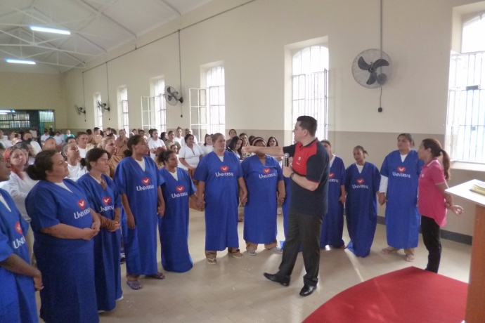 Batismo de presas em presídio de São Paulo