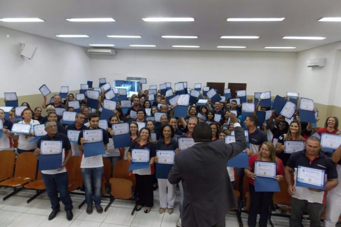 Universal forma 200 novos capelães