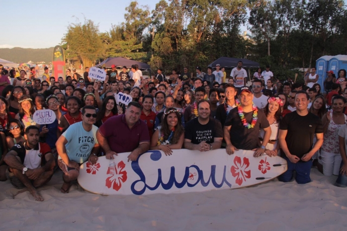 FJU realiza luau na praia de Canasvieiras, em Florianópolis