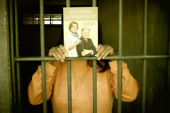 Voluntários da Universal distribuem exemplares de “A Dama da Fé” em presídio no Paraná