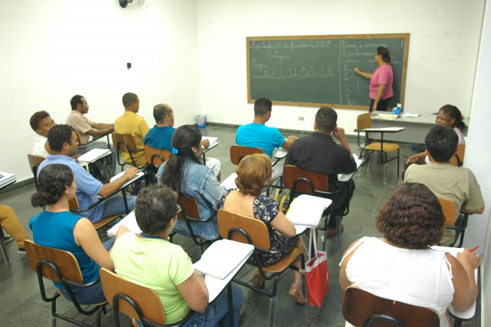 Imagem de capa - Ler e Escrever formando milhares de jovens e adultos