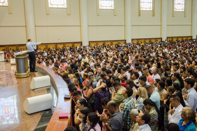 Bispo Macedo realiza reunião especial no Amazonas