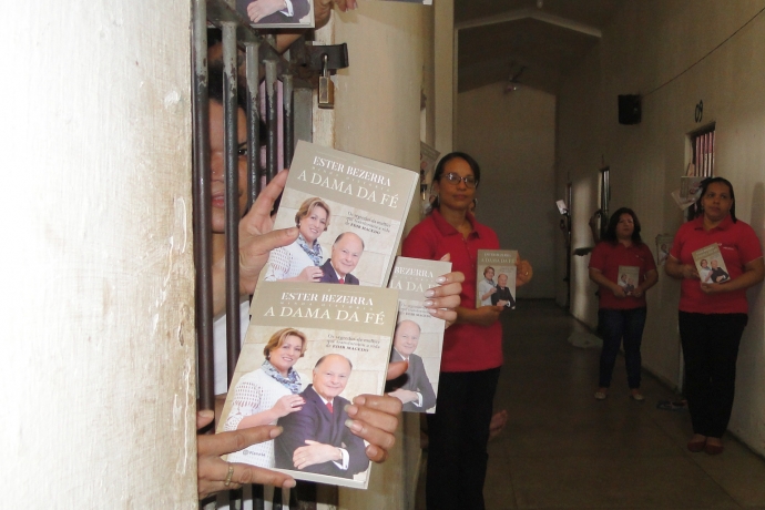 “A Dama da Fé” chega a presídio feminino na Paraíba