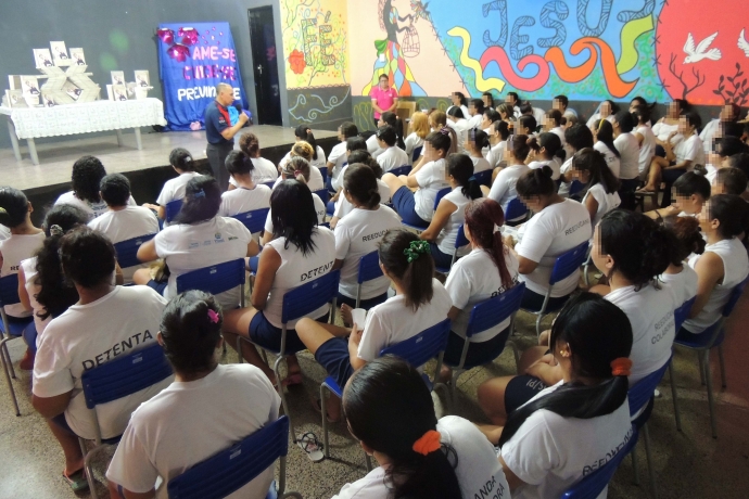 Exemplares de “A Dama da Fé” são distribuídos a presas em Teresina