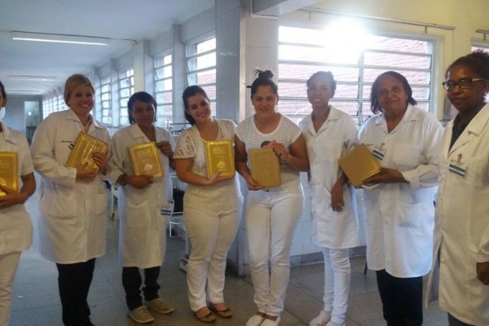 Voluntários da Universal distribuem Bíblias em hospital de Ribeirão Preto