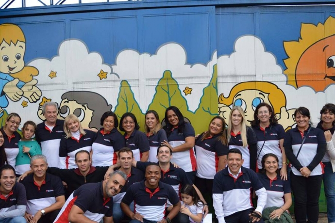 Crianças recebem visita de voluntários da Universal