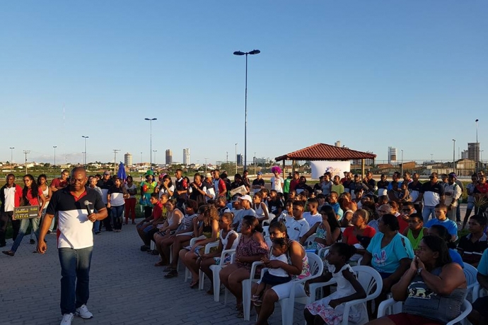 Imagem de capa - Jovens se reúnem em Feira de Santana, na Bahia, para orar