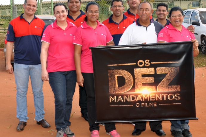 “Os Dez Mandamentos, o Filme” é exibido em presídios e hospital