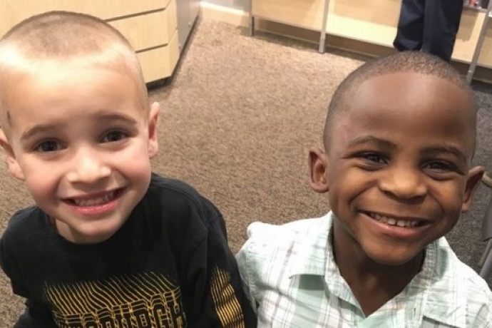Menino branco corta o cabelo igual ao do amigo negro para confundir a professora