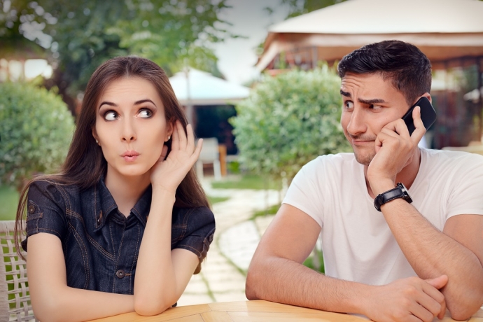 Como lidar com as redes  sociais na vida a dois