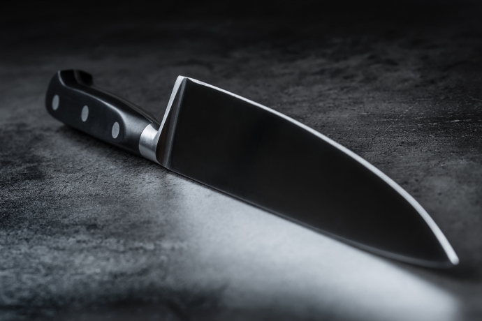 Jovem alcoolizada esfaqueia namorado porque ele comeu toda a batata frita