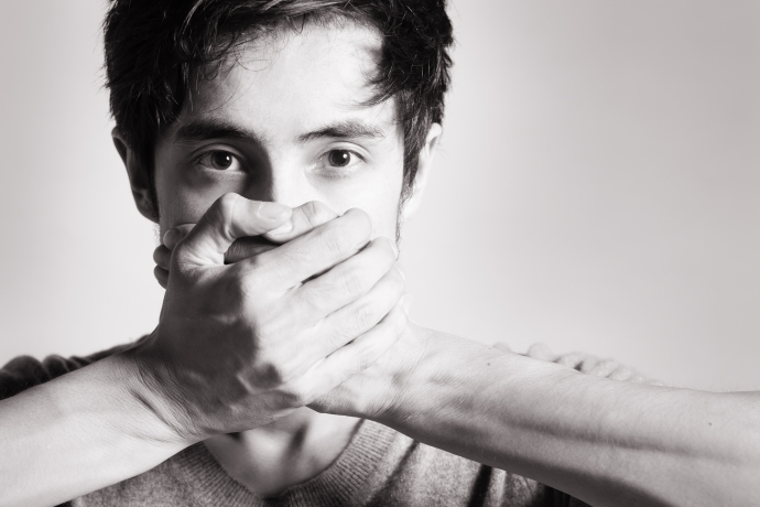 Garoto atira nos pais e ainda não entende por que fez isso