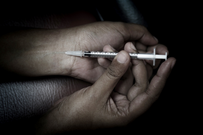 Casal injeta heroína em crianças para elas dormirem