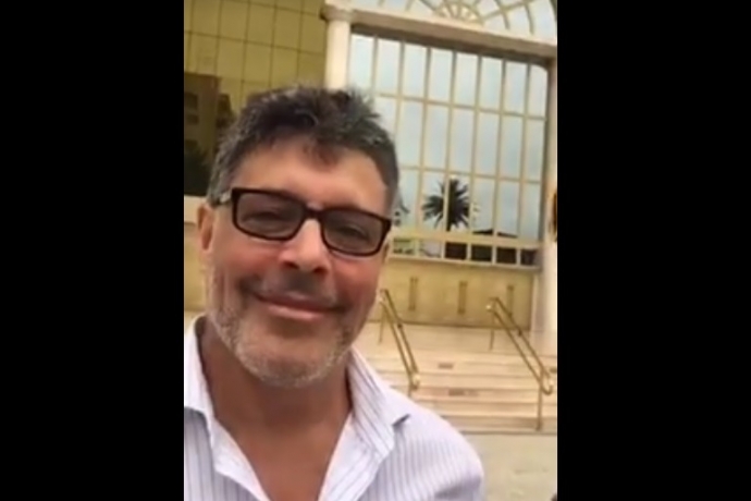 Imagem de capa - Ator Alexandre Frota faz tour pelo Jardim Bíblico do Templo de Salomão