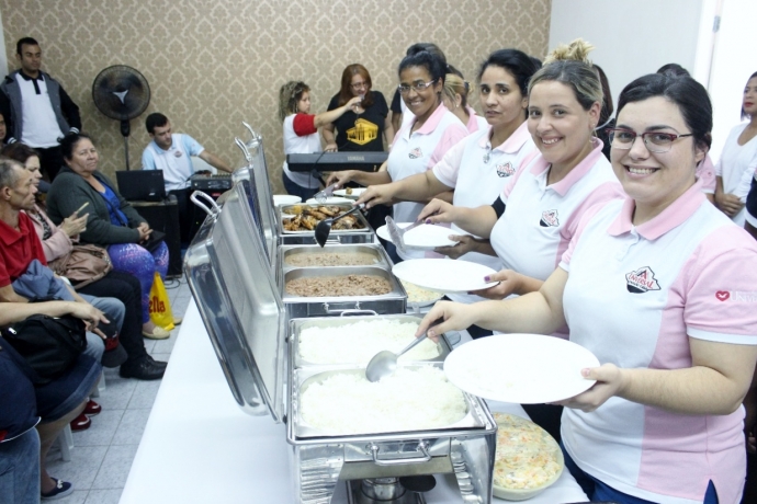 Voluntários promovem almoço especial para familiares de internos da Fundação Casa