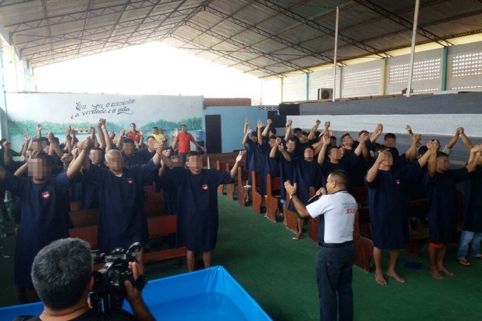 Ações sociais e batismo nas águas são promovidos pelo grupo Universal nos Presídios