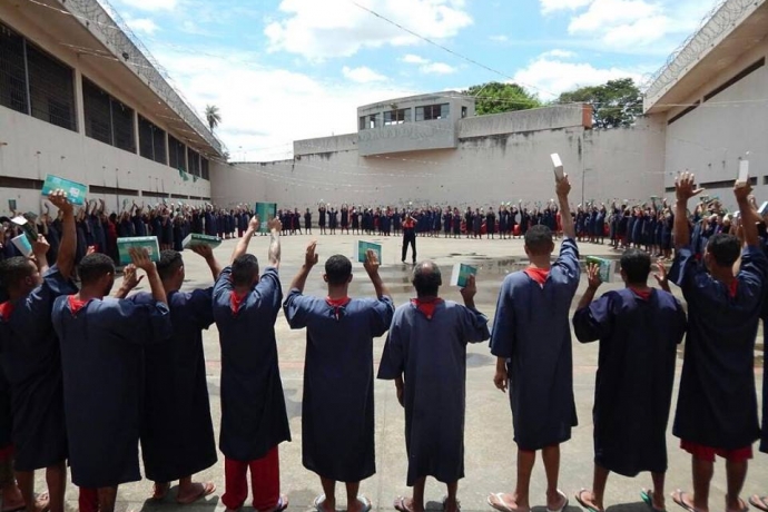 Record TV exibe reportagem especial sobre trabalho da Universal nos presídios