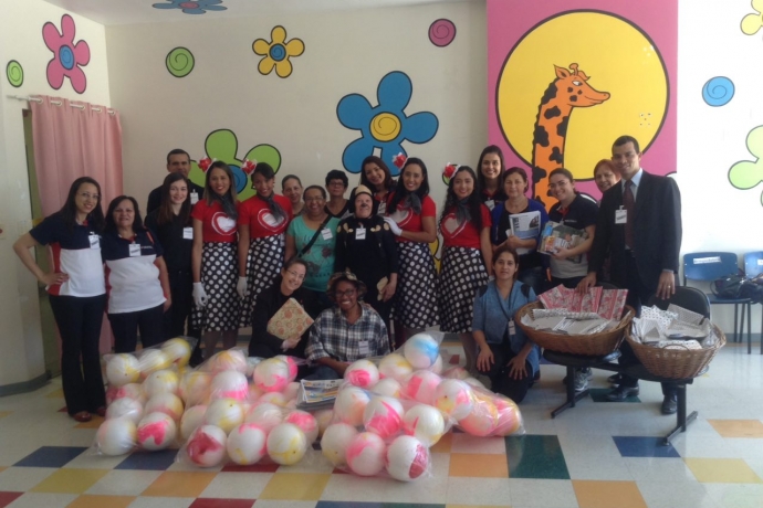 Voluntários do grupo de hospital da Universal preparam surpresa no Dia das Crianças