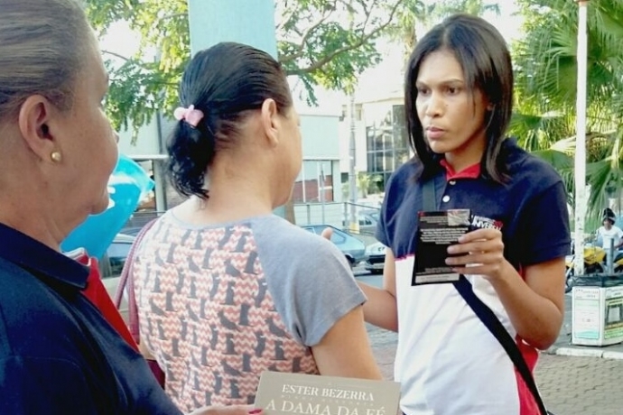 Exemplares de “A Dama da Fé” são doados em hospital de Limeira