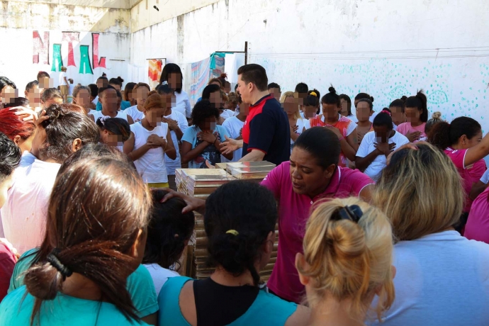 Imagem de capa - Grupo UNP doa Bíblias em presídio feminino de Franco da Rocha