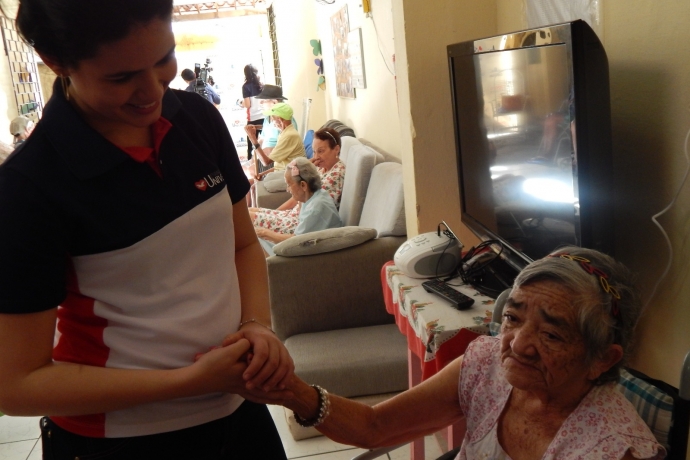 Voluntários da Universal visitam casa de amparo a idosos em Fortaleza