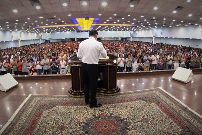 Imagem de capa - Bispo Clodomir Santos realiza concentrações de fé pelo Brasil