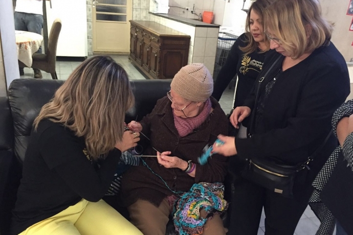 AMC realiza visitas a crianças e idosos