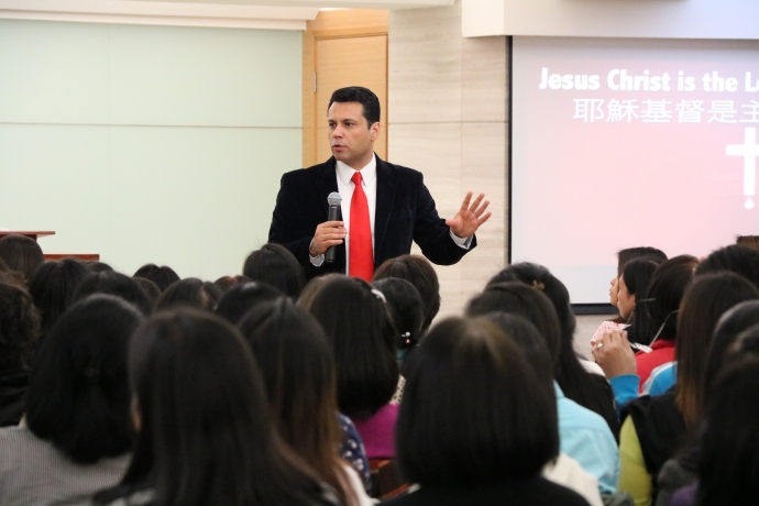 Bispo Renato Cardoso ministra reunião especial na China