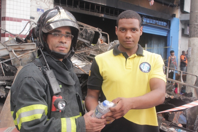 Voluntários da Universal prestam assistência durante incêndios