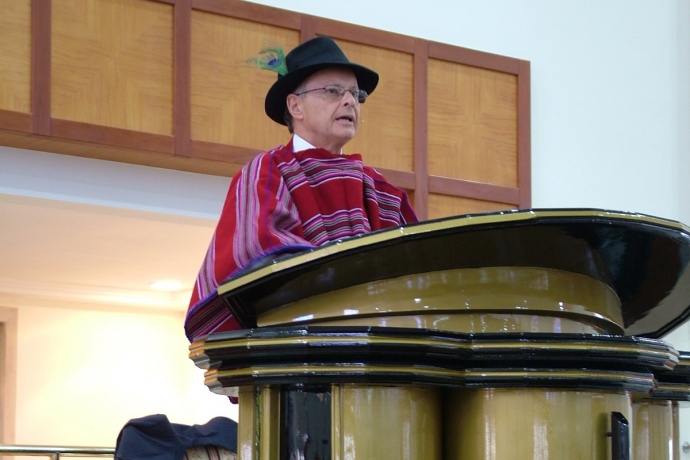 Imagem de capa - Poncho que bispo Macedo ganhou há 9 anos no Equador retorna ao país