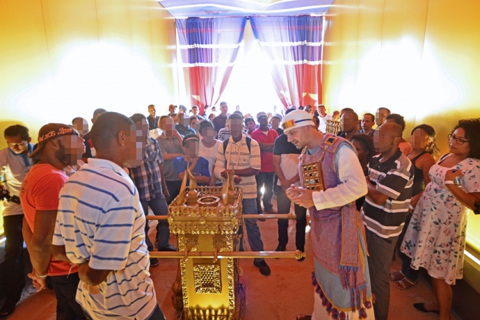 Moradores de rua visitam Templo de Salomão