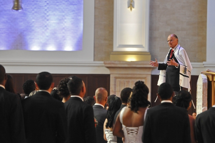 Bispo Macedo celebra união de 112 casais no Templo de Salomão