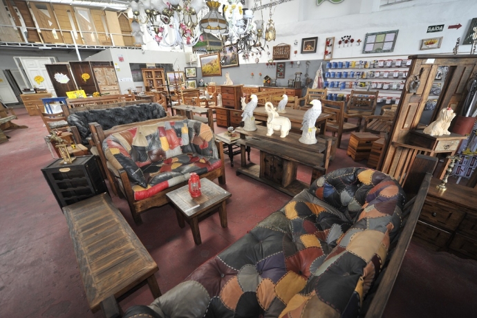 Ela faz dinheiro com entulho