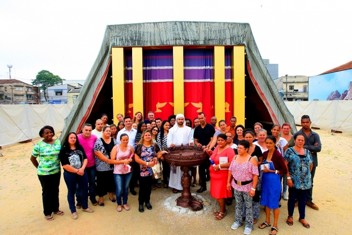Familiares de presos visitam o Templo de Salomão